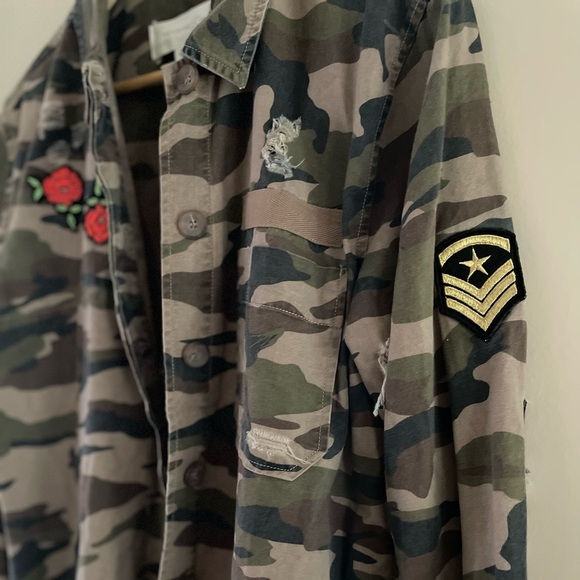 Treasure & Bond Distressed Button Down Cameo with Patches - Picture 3 of 8